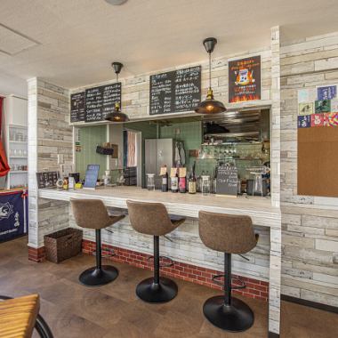 【大人の隠れ家。ゆったり飲めるプライベート空間】「知る人ぞ知る」場所に佇む、落ち着いた隠れ家のようなお店です。時間を気にせずリラックスしながら、気の合う仲間と心ゆくまでお酒を楽しめる場所です。