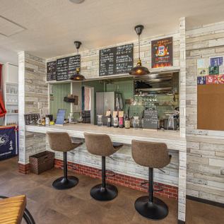 カウンター3席ございます。