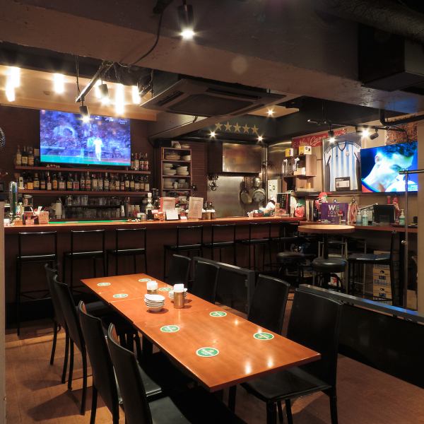 【20名～最大45名様まで貸切OK♪】広々した店内は最大45名の収容可能♪大型フルスクリーン＆2台の液晶TV完備だから、スポーツイベントをくまなく堪能できます♪お一人様はもちろん、気兼ねない友人と肩を並べて座れるカウンター席ございますので、ご一緒に観戦はいかがでしょうか？新宿　貸切　2次会