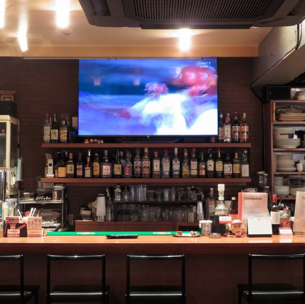 【20名～最大45名様まで貸切OK♪】広々した店内にはテーブル席やカウンター席があり、最大45名の収容が可能です♪大型フルスクリーン＆2台の液晶TV完備だから、お食事やお酒を楽しみながらスポーツイベントをくまなく堪能できます♪スポーツ観戦に最適な料理も多数ご用意しております◎新宿　貸切　2次会
