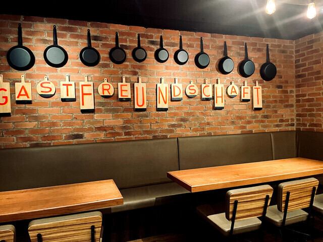 アンティーク調の落ち着いた色味のソファと間接照明がクラシックな雰囲気を演出する片側ソファー席。広めのソファでおくつろぎいただきながら、ゆったりとお食事をしていただけるお席です。少人数でのご利用はもちろん、テーブル席を繋げてグループで利用できるお席としてもご活用いただけます。