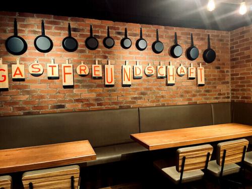 <p>アンティーク調の落ち着いた色味のソファと間接照明がクラシックな雰囲気を演出する片側ソファー席。広めのソファでおくつろぎいただきながら、ゆったりとお食事をしていただけるお席です。少人数でのご利用はもちろん、テーブル席を繋げてグループで利用できるお席としてもご活用いただけます。</p>