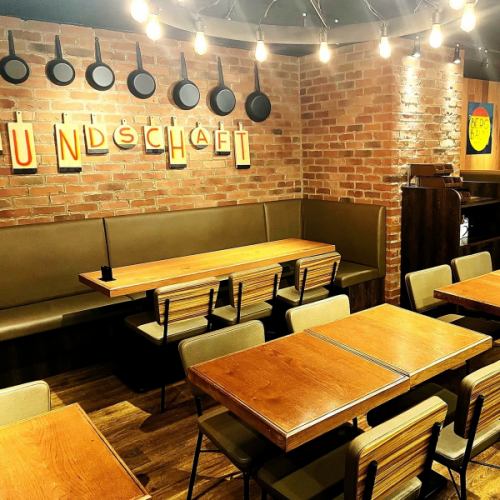 <p>スタイリッシュでモダンな店内は、あらゆるシーンを華やかに彩ります。フレンドリーなスタッフがお出迎えしてくれ、肩ひじ張らずに楽しくお過ごしいただける居心地の良いお店です。着席：～90名様、立食：～150名様を目安に貸切も可能なので、同窓会、歓送迎会など、各種パーティーにもぜひご活用ください♪</p>