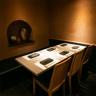 【席タイプは豊富にご用意】落ち着いた大人の個室空間は大人気◆6名～8名様までご利用可能です！人数は柔軟にご対応しますのでお問合せくださいませ。※画像はイメージです
