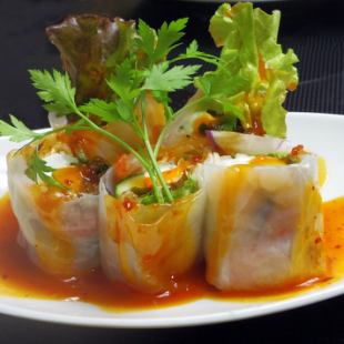 Fresh spring rolls of shrimp and cheese