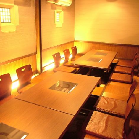 [1F] The banquet hall has all digging kotatsu seats.The space where the red light is soothing is OK for up to 16 people at the banquet!