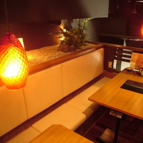 [2F] Semi-private room seats that create a calm atmosphere with madder lighting ♪ Recommended for small parties, etc. ♪