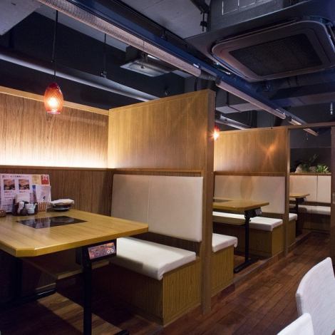 [Middle 2F] We also have a seating area for 10 people at the far end ♪ Ideal for a drinking party with friends or colleagues, or for a meal on a special day ♪