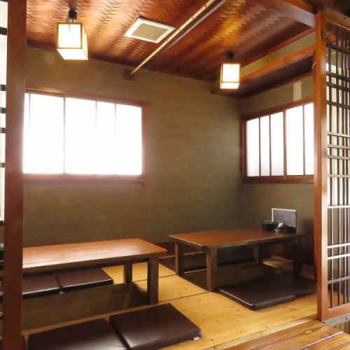 <p>【掘りごたつ】4名様掛けが2テーブルございますので、靴を脱いでゆったりお過ごしいただけます。人数に合わせてレイアウト変更も可能なので、同窓会や、宴会にもお勧めです。</p>