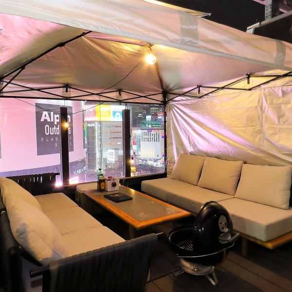 新宿駅近くに開放感抜群の屋上BBQのお店がニューオープン！天気の悪い日でも、テント付きのお席で、雨風を凌ぎながらお楽しみ頂けます！