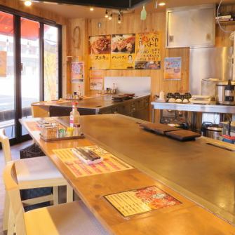 カウンター席は当店おすすめ席！　大きな鉄板でお好みの焼き加減でお楽しみください！