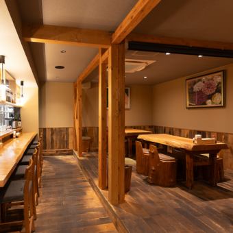 4名掛けテーブル席が2席と3名掛けテーブル席を2席、ご用意しています。プライベートなお食事だけでなく特別な日の宴会や女子会といった様々な用途でご利用いただくことができます。