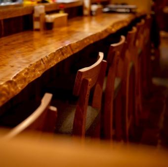 落ち着いた雰囲気の店内で当店自慢の鉄板焼きをお楽しみください。特にカウンター席ではお席の距離感が近いため恋人とのひと時や大切な人との記念日や誕生日利用に最適となっています。