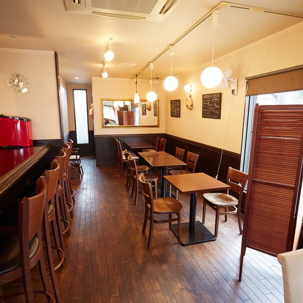 [Women's party, various drinking parties ◎ A good location 5 minutes on foot from Kitano Shiraumecho station] There are counter seats where you can relax alone, and table seats where you can relax and talk.The stylish interior with special attention to interiors boasts a relaxed atmosphere that makes you want to return.There is also a stroller entrance, children's chairs and picture books, so it is recommended to use with families ◎