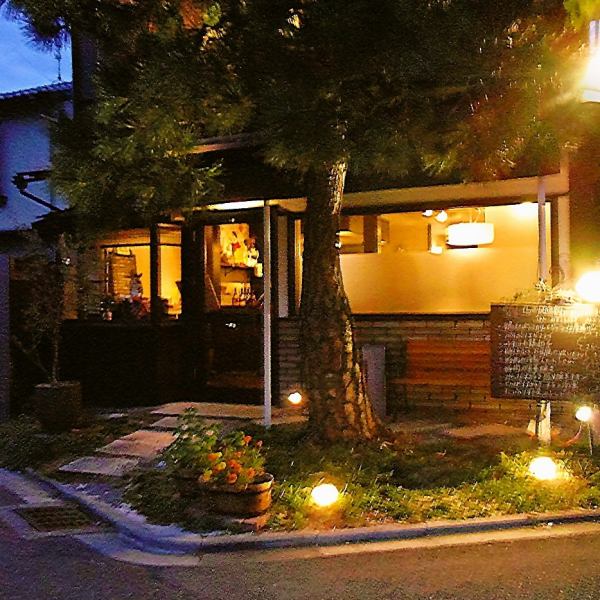 A big pine tree is a landmark.We provide a homely and comfortable space for everyone ◎ Lunch is from 11:30 to 15:00, dinner from 17:00 to 21:00, lunch, girls' night out, night cafe... You can use it in various scenes. .