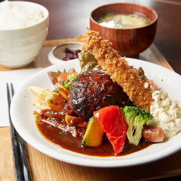 【滿載！】附米飯和味增湯，大份免費♪松吉特製漢堡包&炸蝦1,750日元（含稅）