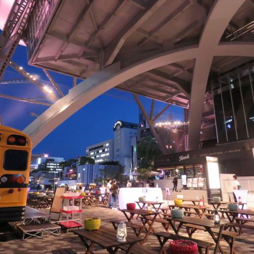 テレビ塔下の開放的な空間で、グランピングビアガーデン