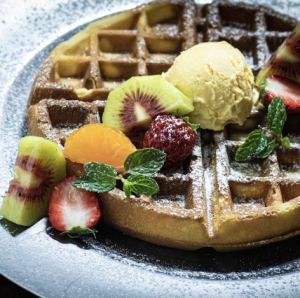 バースデープレートとしても人気！クリスピーワッフルアイスと季節フルーツをトッピング