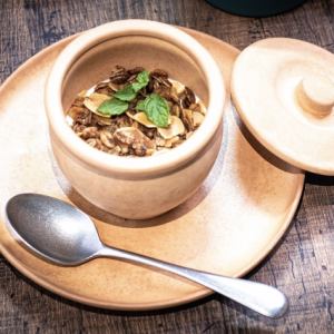 自家製グラノーラとハーブのブランマンジェ