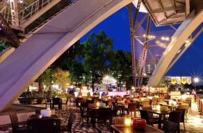 開放的な空間でビアガーデン