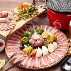 【四月及五月限時優惠：¥5900 ⇒ ¥5400】豪華烤肉主菜（含牛肉）及無限暢飲（含侍酒師精選葡萄酒）。