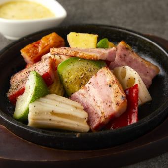 道産ベーコンと旬野菜グリル