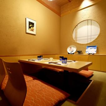 一间带下沉式暖桌的私人房间,最多可容纳四人。有多间类似的房间可供选择。你可以放松身心,不必担心周围的人。