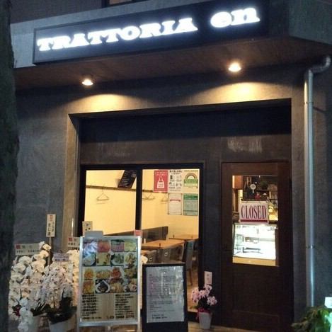 Trattoria en 有着温馨舒适的氛围，来过一次就想再次光临……这家店以拥有如此温馨的氛围而自豪！不仅适合家庭，也适合女生聚会，妈妈们的聚会、生日和约会。一家隐蔽的意大利餐厅，一定会让您满意。请随时联系我们并使用它♪