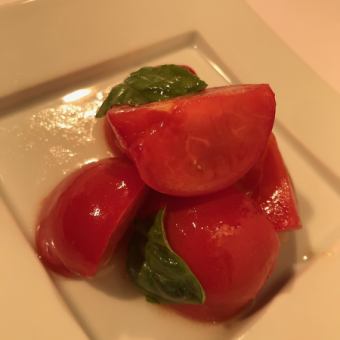 Basil dressing of fruit tomato