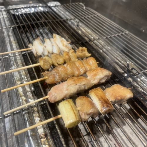 A yakitori platter that pairs perfectly with beer!The exquisite texture is irresistible.A masterpiece made with domestic young chicken slowly grilled over charcoal.