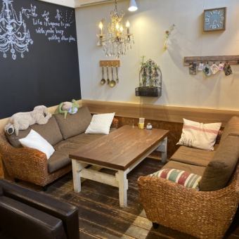 A sofa seat with a wooden table and a wisteria sofa that gives a gentle atmosphere.Please spend a relaxing time.