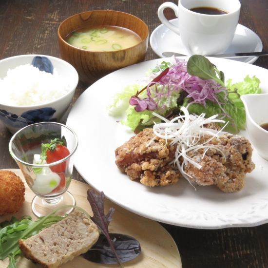 選べる夜カフェセットはメイン、前菜、味噌汁付きで女子会にも♪