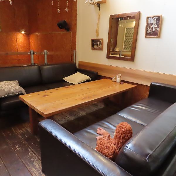 当店ではシックな大人なソファー席をご用意しています。テーブルのレイアウトやお席の間隔など、お客様のご利用人数やシーンに合わせて柔軟にご用意いたしますので、お気軽にお申し付けくださいませ。周囲を気にせず、ゆったりとくつろげるプライベートな空間で、自慢のお食事や会話を心ゆくまでお楽しみいただけます。