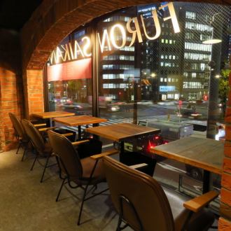 We have 4 counter seats, perfect for dates or solo use.Enjoy your meal and drinks in a relaxed atmosphere.