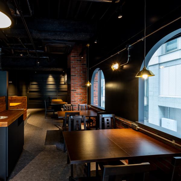【この道32年のオーナーシェフが腕を振るう本格中華料理店】ゆっくりくつろげる空間。黒をベースにしたシックな店内は、間接照明に照らされたおしゃれな雰囲気です。デートや女子会利用にも最適！ランチ、ディナーともに営業中！神田駅チカです☆本格中華をみんさまでお楽しみください♪