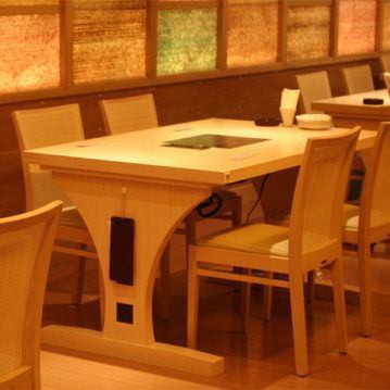 <p>There are table seats with warm wood.It can be used for banquets if 2 people are seated together.</p>