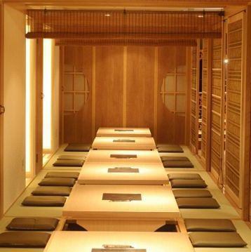 A digging tatami room that can hold banquets for 2 to 60 people.A simple Japanese healing space opens up.