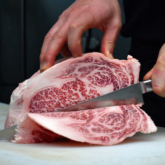 We carefully select delicious and tender beef, focusing on A4 and A5 Wagyu beef and domestic beef!