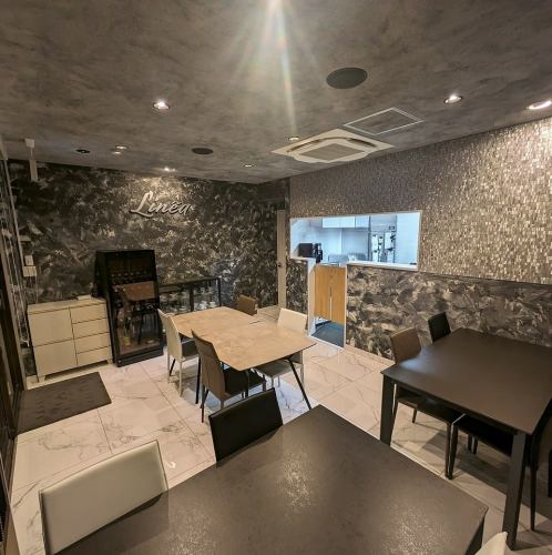 シックで落ち着いた店内