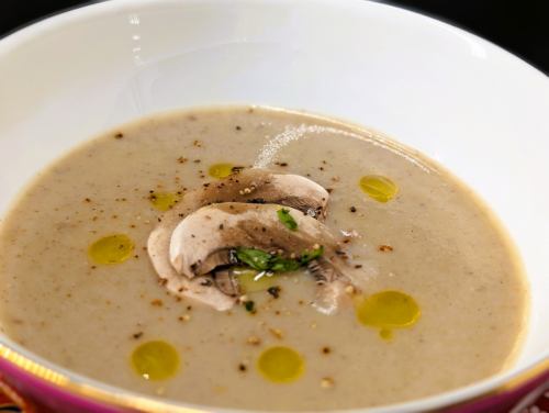 🎄✨LINEA XMASスペシャルディナー 2025✨🎄

今年のクリスマスは、リネーアで少し贅沢に。
シェフこだわりの特別メニューで、
大切な人と心あたたまる時間を──🍷

🍽️ Xmasスペシャルコース内容
───────────────
🌟アンティパストミスト
　～クリスマスだけの特別な前菜～

🥖焼きたてパン

🍄濃厚キノコのポタージュ

🦪大粒ホタテと本ズワイガニのポワレ
　～サラダ仕立ての野菜と共に～

🎁シェフの逸品
　～シェフからのプレゼント 当日のお楽しみ～

🥩九州産黒毛和牛フィレ肉とフォアグラのソテー
　～赤ワインソース～

🐟愛媛県産真鯛のアーリオ・オーリオ
　～イクラ添え～

🍰Xmasスペシャルドルチェ

☕コーヒー or 紅茶 or エスプレッソ

💰通常価格：13,200円（税込）
🕊️11/15までのご予約で10％OFF！

※食材の仕入れ状況により内容が変更になる場合がございます。
※完全予約制となります。

📍リネーア（LINEA）
🎄ご予約お電話
　ホットペッパーはこちら 　　　→[https://www.hotpepper.jp/strJ004068152/course_cnod04/]

───────────────
LINEA(リネーア)
千葉県東金市東岩崎3-6　小野第1ビル102
ご予約お問い合わせはお電話にて
TEL　0475-77-7133
最大12席　テラス席　
ｸﾚｼﾞｯﾄｶｰﾄﾞ◎QR◎交通系◎
Lunch　11:30~15:00　ラストオーダー14:00
Dinner 　17:30~22:00 　ラストオーダー21:00
ディナーは予約制となりますのでよろしくお願いします。
DMやメールは即対応ができないため
お問い合わせは電話にてお願いします。
定休日　第1第3火曜日　毎週水曜日

@linea.tougane

お店の隣に専用駐車場あり
台数が多い場合はビル駐車場も
利用できますのでスタッフまで

#リネーア #LINEA #東金ディナー #イタリアン #クリスマスディナー #Xmas2025 #スペシャルディナー #千葉グルメ #記念日ディナー #カップルディナー #フォアグラ #黒毛和牛 #特別な夜