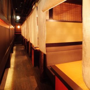 寬敞的日式空間，開放感。我們將根據您的使用場景引導您到座位。我們將為您提供美味的日本料理和優雅的空間。