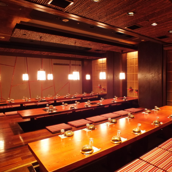 ◆JR新宿站西口步行5分鐘◆小團體也能享用的包廂非常豐富！還有可容納50人的完整包廂！還設有允許吸煙的吸煙室♪宴會、歡迎會、白天小酌，都交給Doburo吧！我們也提供使用精選魚類和食材的各種時令套餐。您也可以額外付費選擇無限暢飲精釀啤酒。我們也提供適合下飯的酒。請盡情享用這道美味的料理。