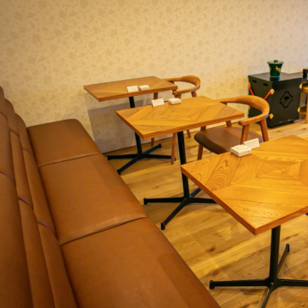 2階にはカフェスペースがございますので、店内でのお食事も可能です★ゆったり寛げるソファー椅子もございますので、ご友人とのティータイムやちょっとした休憩、お買い物やお土産のついでに、お気軽にお立ち寄りください。