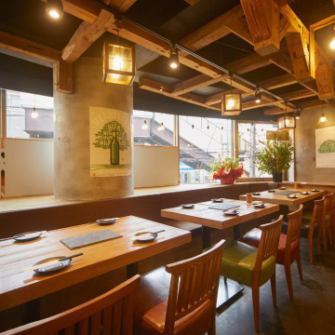 1 minute near the station◎Table seats◎There are large windows on the side, and table seats where you can enjoy a sense of openness are available for four people and six people.The warmth of wood and bright lighting create a comfortable time.