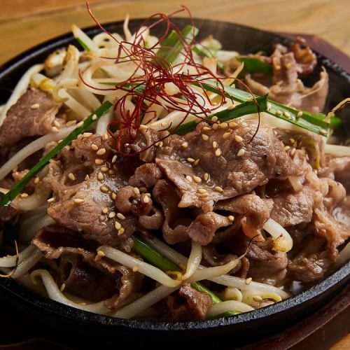 Teppan beef bean sprouts stir-fried with salt