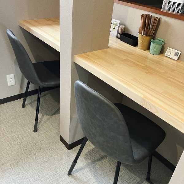 【おひとり様も大歓迎！】当店は、おひとり様から気軽にお立ち寄りいただける家庭的な雰囲気が自慢◎木の温もりが安らげるカウンターは全5席。そのうち2席に仕切りが付いておりますので、しっぽりと飲みたい、仕事帰りにサク飲みしたい等、心置きなくご利用いただけます♪