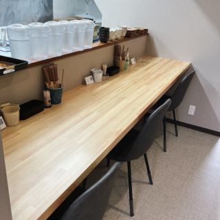 【カウンター3席】ご友人同士で一杯、ご夫婦やカップルのデートのご利用にも最適なカウンター席です◎焼きたての串を堪能しながら、メガサイズのお酒で豪快に「乾杯」も♪至福のひとときをぜひご満喫ください!