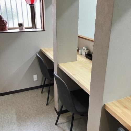 【仕切り付きカウンター1名様×2席】カウンター3席のすぐ隣には、1席ずつ仕切りの付いた「おひとり様席」をご用意!お仕事帰りのサク飲み・ちょい飲みや、しっぽりと飲みながらお料理を楽しみたい方にぴったりです♪