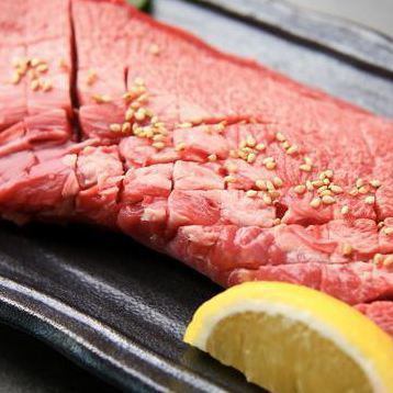 Specialty !! [Thick sliced tongue] Kadoya changes the cutting method depending on the surface so that you can eat it deliciously!