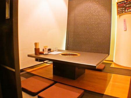 A room for up to 4 people (separate according to the number of people).The tatami room can be used as a private room so you can relax.By removing the partition, it is possible to handle banquets with a large number of people!